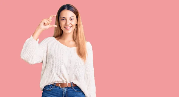 Mulher Bonita Vestindo Roupas Casuais Sorrindo Gestos Confiantes Com Mão — Fotografia de Stock