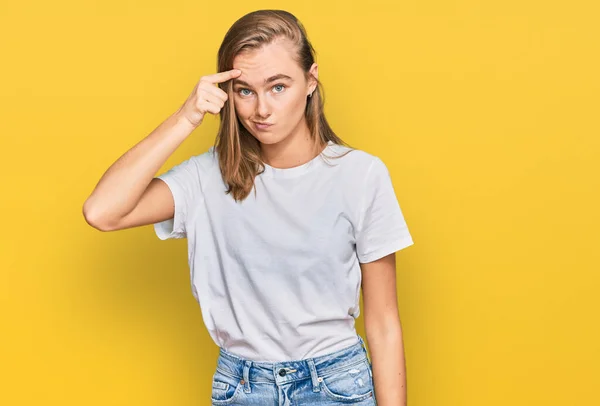 Vacker Ung Blond Kvinna Bär Casual Vit Skjorta Pekar Olyckligt — Stockfoto