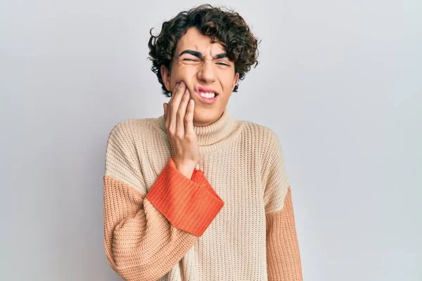 Latynoski Młodzieniec Noszący Luźny Zimowy Sweter Dotykający Ust Bolesnym Wyrazem — Zdjęcie stockowe