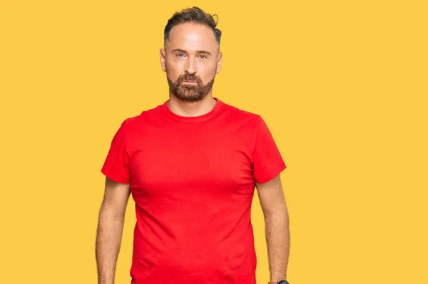 Bonito Homem Meia Idade Vestindo Camiseta Vermelha Casual Deprimido Preocupar — Fotografia de Stock