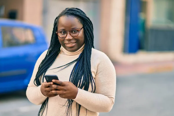 Mladý Africký Americký Žena Pomocí Smartphone Městě — Stock fotografie