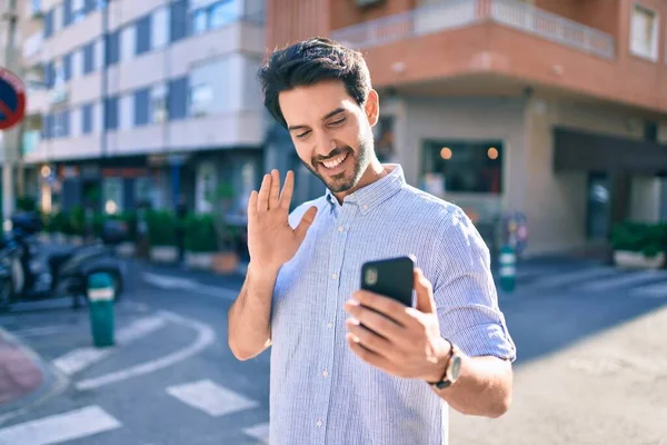 Молодий Іспаномовний Чоловік Посміхається Щасливий Робить Відеодзвінок Допомогою Смартфона Місті — стокове фото