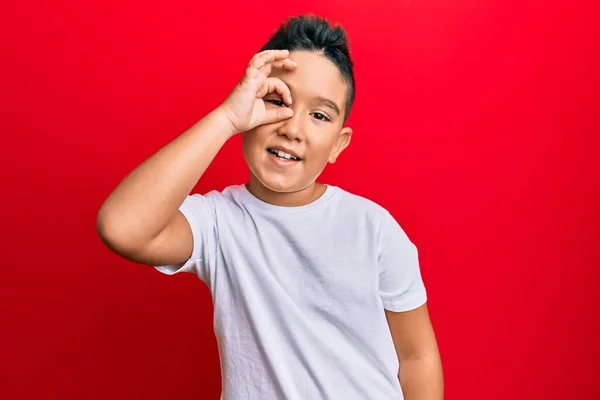 Menino Hispânico Garoto Vestindo Camisa Branca Casual Sorrindo Feliz Fazendo — Fotografia de Stock