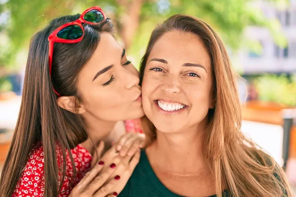 Bela Mãe Filha Hispânica Férias Beijando Cidade — Fotografia de Stock