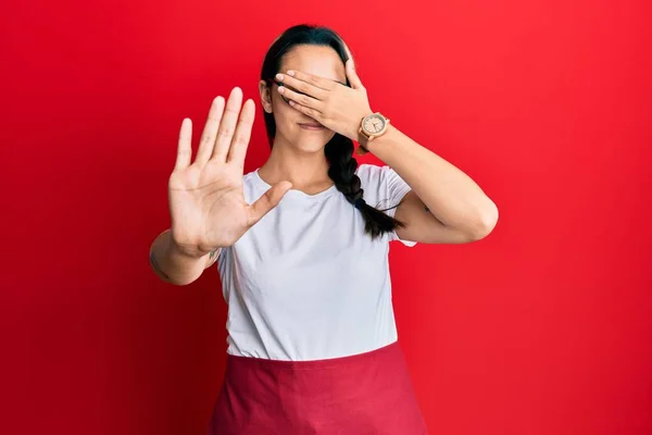 Junge Hispanische Frau Mit Professioneller Kellnerschürze Die Die Augen Mit — Stockfoto