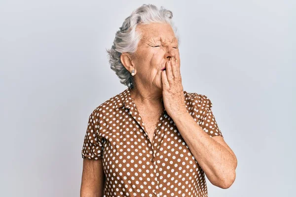 Ηλικιωμένη Γκριζομάλλα Γυναίκα Που Φοράει Καθημερινά Ρούχα Βαριέται Χασμουριέται Κουρασμένη — Φωτογραφία Αρχείου