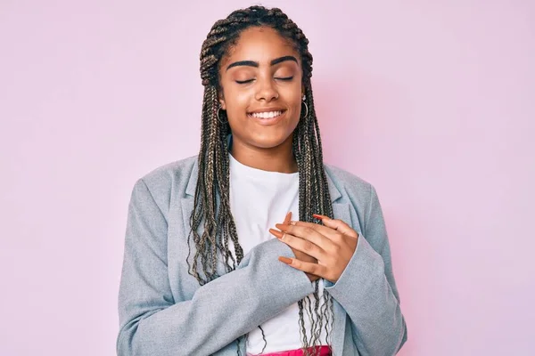 Νεαρή Αφροαμερικανή Γυναίκα Κοτσίδες Που Φοράει Επαγγελματικό Μπουφάν Χαμογελώντας Χέρια — Φωτογραφία Αρχείου