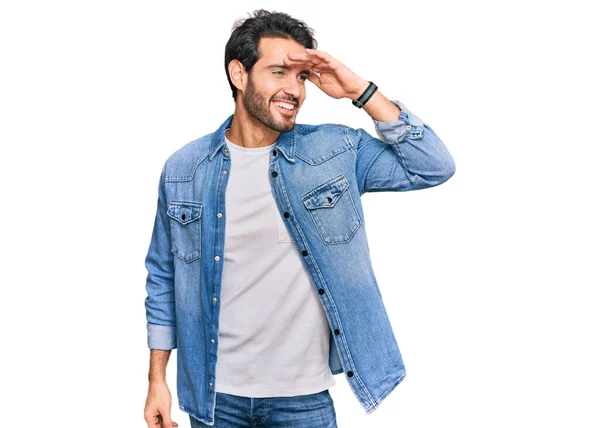 Joven Hispano Vestido Con Ropa Casual Muy Feliz Sonriente Mirando —  Fotos de Stock