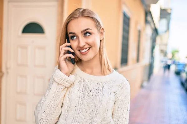 Jong Blond Meisje Glimlachen Gelukkig Praten Smartphone Stad — Stockfoto