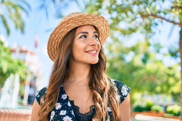 Junge Hispanische Frau Urlaub Lächelt Glücklich Beim Spaziergang Park — Stockfoto
