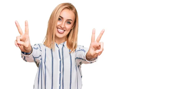 Bella Donna Caucasica Indossa Abiti Casual Sorridente Con Lingua Fuori — Foto Stock