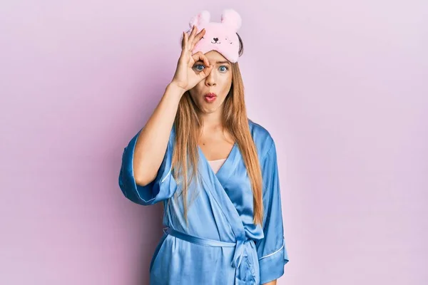 Linda Jovem Loira Usando Máscara Sono Pijama Fazendo Gesto Chocado — Fotografia de Stock