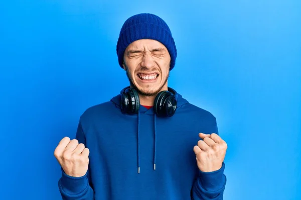 Latynoski Młody Człowiek Bluzie Słuchawkach Bardzo Szczęśliwy Podekscytowany Wykonując Gest — Zdjęcie stockowe