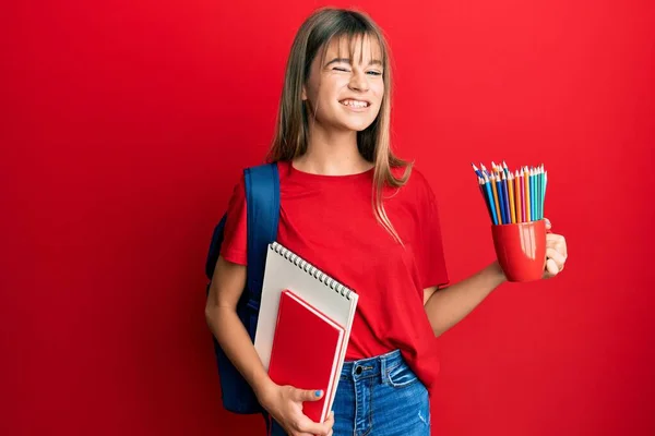Adolescente Chica Caucásica Sosteniendo Cuadernos Arte Lápices Colores Guiño Mirando —  Fotos de Stock