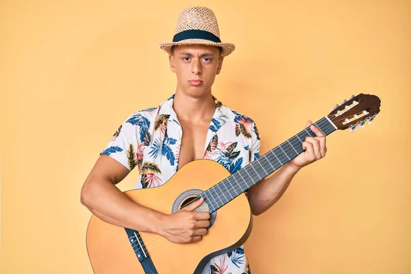 Νεαρό Ισπανικό Αγόρι Φορώντας Καλοκαιρινό Στυλ Παίζοντας Κλασική Κιθάρα Κατάθλιψη — Φωτογραφία Αρχείου