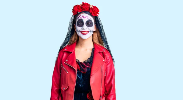 Arka Planda Ölü Kostümü Giymiş Bir Kadın Yüzünde Mutlu Havalı — Stok fotoğraf