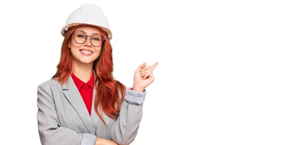 Joven Pelirroja Vestida Arquitecto Hardhat Con Una Gran Sonrisa Cara —  Fotos de Stock