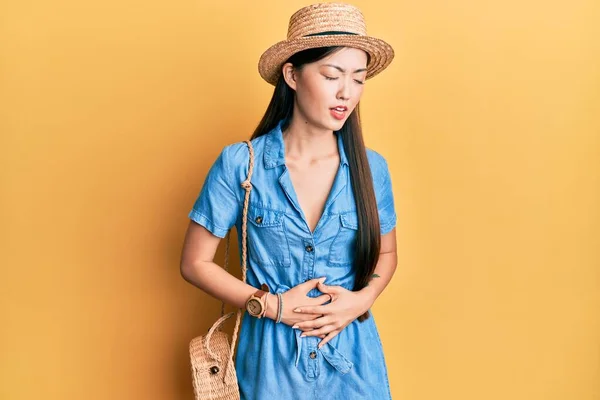 Νεαρή Κινέζα Γυναίκα Φοράει Καλοκαιρινό Καπέλο Χέρι Στο Στομάχι Επειδή — Φωτογραφία Αρχείου