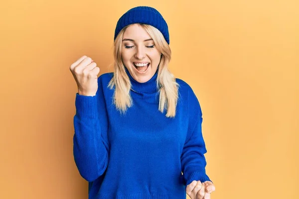 Mujer Joven Caucásica Con Suéter Lana Invierno Gorra Celebrando Sorprendida — Foto de Stock