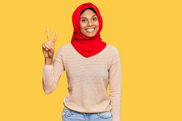 Jovem Afro Americana Vestindo Tradicional Lenço Islâmico Hijab Mostrando Apontando — Fotografia de Stock