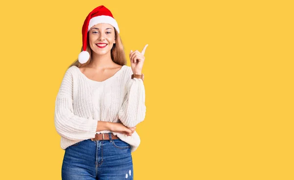 Mulher Bonita Usando Chapéu Natal Sorrindo Feliz Apontando Com Mão — Fotografia de Stock