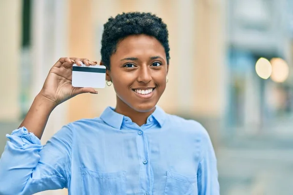 Junge Afroamerikanerin Lächelt Glücklich Mit Kreditkarte Der Hand — Stockfoto