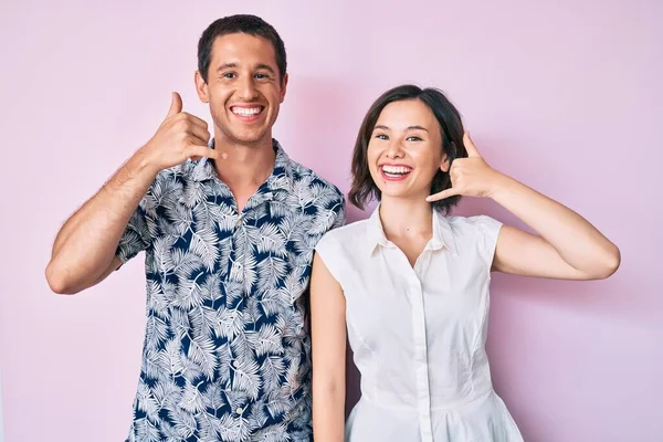 Schönes Paar Legerer Kleidung Lächelt Und Macht Handygesten Mit Händen — Stockfoto