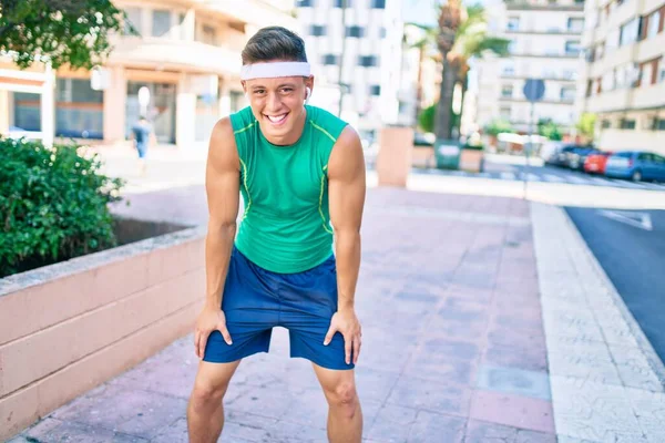Νεαρός Ισπανός Αθλητής Εξαντλημένος Στέκεται Στο Δρόμο Της Πόλης — Φωτογραφία Αρχείου