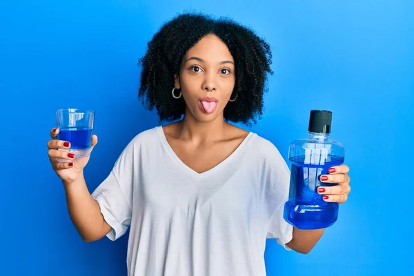 Ung Afrikansk Amerikansk Flicka Håller Munvatten För Frisk Andedräkt Sticker — Stockfoto