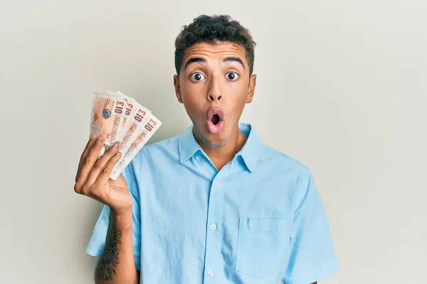 Joven Hombre Afroamericano Guapo Sosteniendo Billetes Libras Reino Unido Asustado —  Fotos de Stock