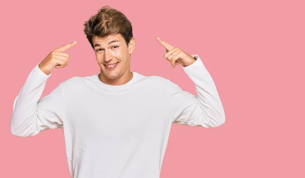 Bonito Homem Caucasiano Vestindo Camisola Branca Casual Sorrindo Apontando Para — Fotografia de Stock