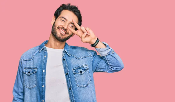 Jonge Spaanse Man Draagt Casual Kleding Doet Vrede Symbool Met — Stockfoto