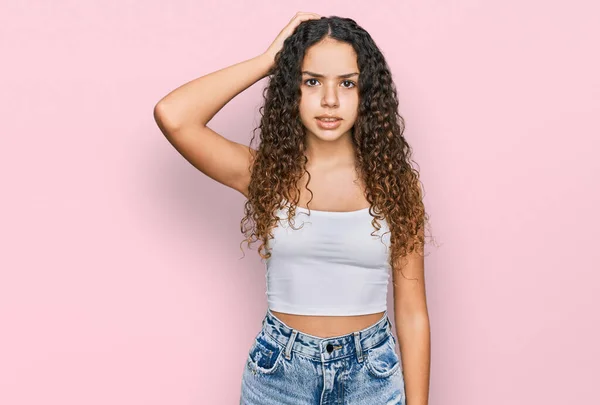 Teenager Hispánská Dívka Sobě Ležérní Oblečení Zmatený Přemýšlel Otázce Nejistý — Stock fotografie