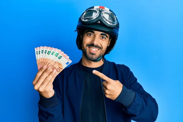 Jonge Spaanse Man Draagt Motorhelm Met Euro Glimlachend Vrolijk Wijzend — Stockfoto