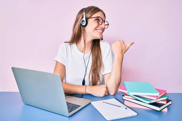 Jong Blond Meisje Dragen Operator Headset Call Center Kantoor Wijzen — Stockfoto