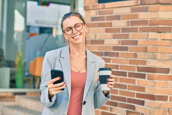 Joven Empresaria Rubia Usando Smartphone Tomando Café Ciudad — Foto de Stock