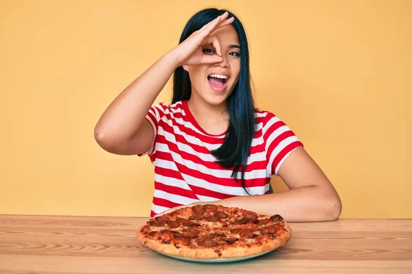 Ung Vacker Asiatisk Flicka Äter Välsmakande Pepperoni Pizza Ler Glad — Stockfoto
