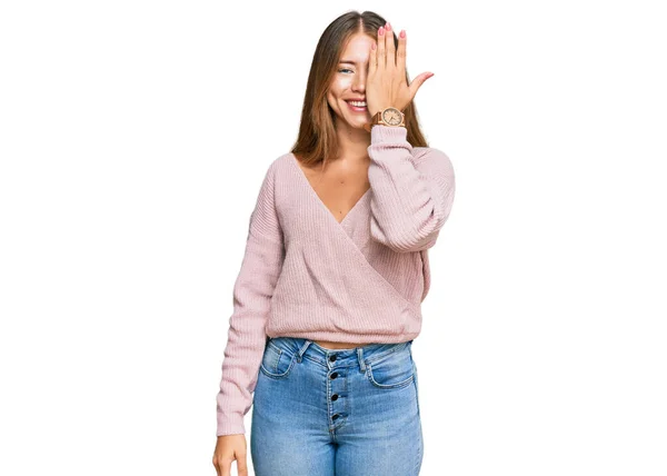 Mooie Blonde Vrouw Draagt Casual Winter Roze Trui Bedekken Een — Stockfoto