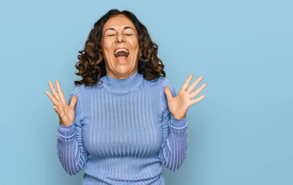 Donna Ispanica Mezza Età Indossa Abiti Casual Che Celebrano Pazzo — Foto Stock