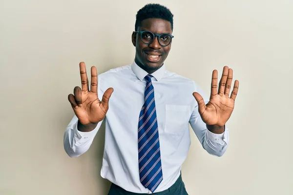Przystojny Czarny Człowiek Okularach Biznes Koszulka Krawat Pokazując Wskazując Palcem — Zdjęcie stockowe
