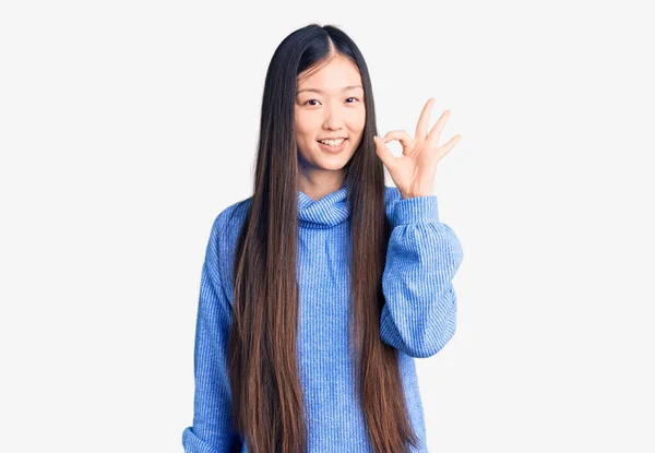 Jonge Mooie Chinese Vrouw Draagt Casual Coltrui Lachende Positieve Doet — Stockfoto