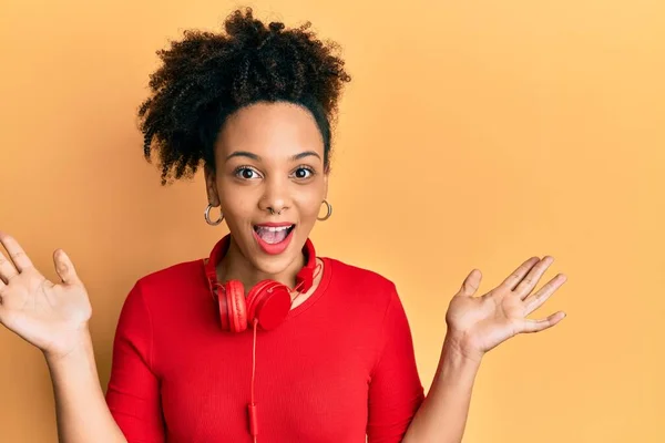 Chica Afroamericana Joven Escuchando Música Usando Auriculares Celebrando Victoria Con —  Fotos de Stock