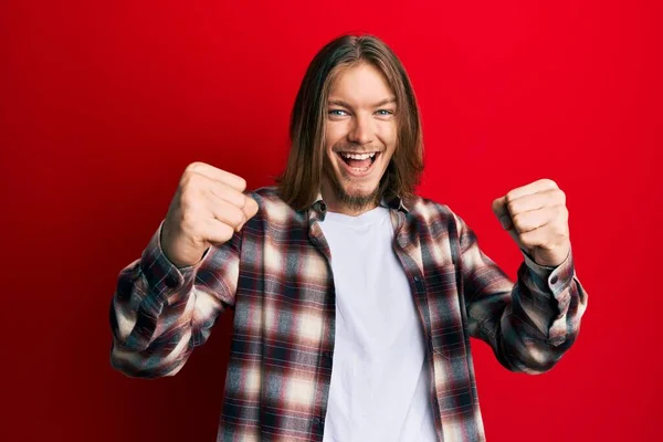 Knappe Blanke Man Met Lang Haar Casual Kleding Schreeuwend Trots — Stockfoto