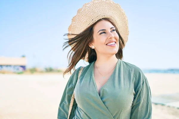 Молода Іспаномовна Жінка Відпустці Посміхається Щаслива Прогулянка Пляжі — стокове фото