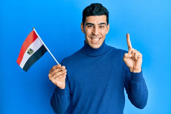 Snygg Hispanic Man Håller Egypt Flagga Ler Med Idé Eller — Stockfoto