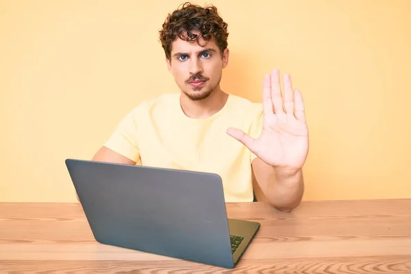 Jeune Homme Caucasien Aux Cheveux Bouclés Travaillant Bureau Avec Ordinateur — Photo