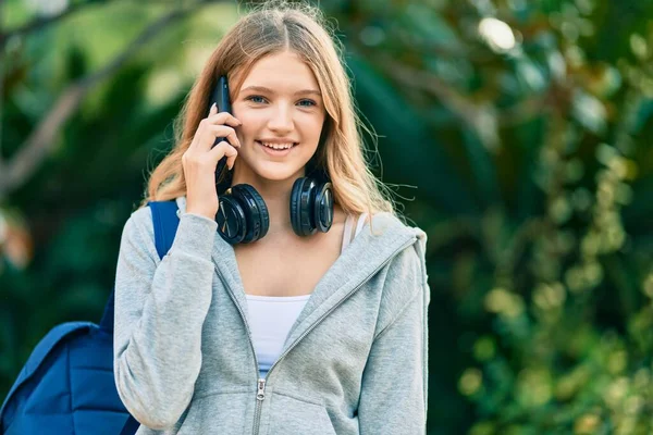 Όμορφη Καυκάσιος Φοιτητής Έφηβος Χαμογελά Χαρούμενος Μιλώντας Στο Smartphone Στο — Φωτογραφία Αρχείου