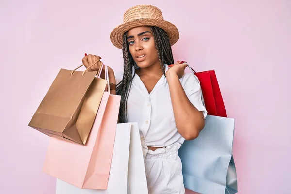 Junge Afrikanisch Amerikanische Frau Mit Zöpfen Die Einkaufstüten Ahnungslos Und — Stockfoto