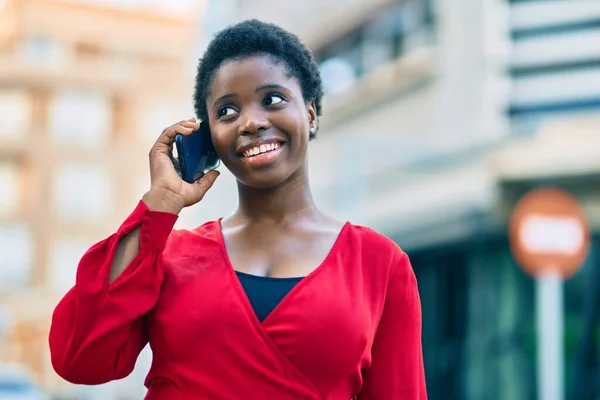 Jovem Afro Americana Sorrindo Feliz Falando Smartphone Cidade — Fotografia de Stock