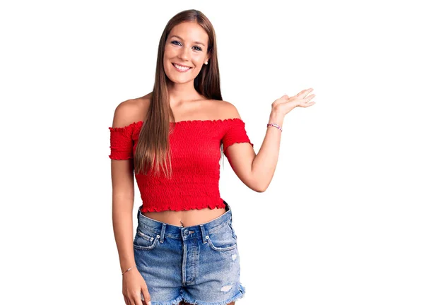 Ung Vacker Hispanic Kvinna Bär Casual Kläder Ler Glad Presentera — Stockfoto